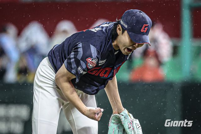 롯데 자이언츠 투수 정철원이 4일 사직 두산전에서 친정팀과 정규시즌 첫 만남을 가진다. 롯데 자이언츠