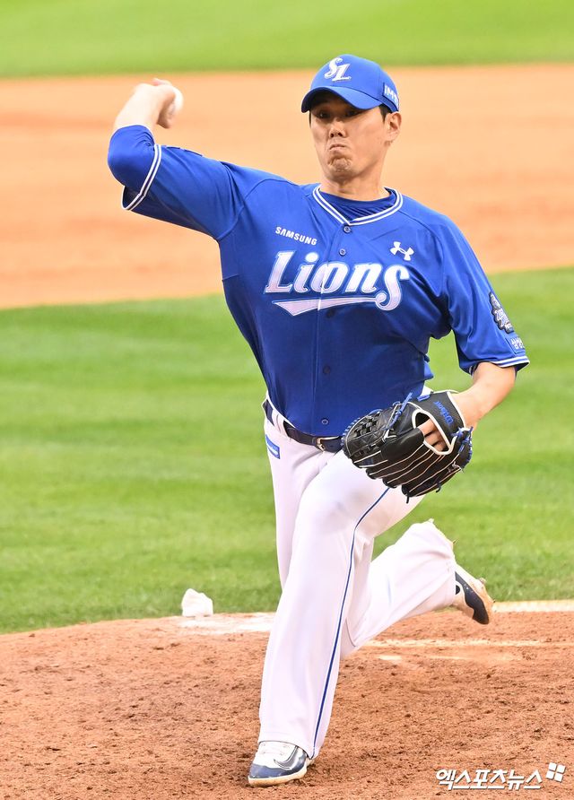 19일 오후 서울 송파구 잠실야구장에서 열린 '2024 신한 SOL Bank KBO 포스트시즌' 삼성 라이온즈와 LG 트윈스의 플레이오프 4차전 경기, 9회말 삼성 김재윤이 공을 힘차게 던지고 있다. 엑스포츠뉴스 DB