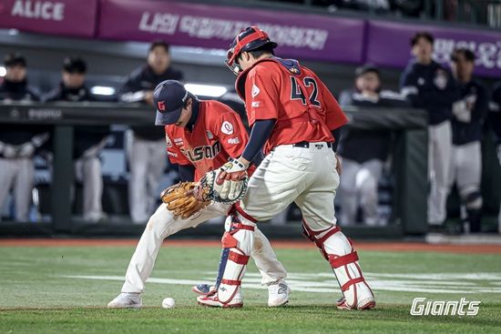 롯데 자이언츠가 지난 4일 사직 두산전에서 실책 퍼레이드를 포함해 견제사와 주루 방해 등 무기력한 경기력으로 대패를 당하면서 4연승이 좌절됐다. 롯데 자이언츠