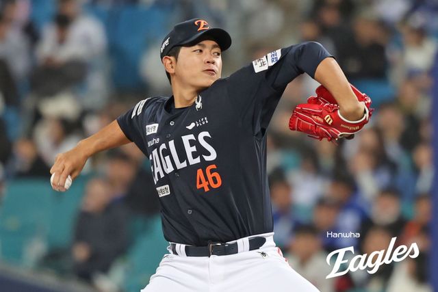 4일 대구삼성라이온즈파크에서 열린 2025 신한 SOL Bank KBO리그 한화 이글스와 삼성 라이온즈의 경기, 한화는 삼성에 완패를 당하며 4연패 수렁에 빠졌다. 한화 이태양이 역투하고 있다. 한화 이글스