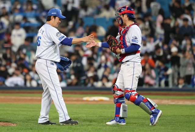 4일 대구삼성라이온즈파크에서 열린 2025 신한 SOL Bank KBO리그 한화 이글스와 삼성 라이온즈의 경기, 삼성이 5-0 완승을 거뒀다. 삼성 송은범이 경기를 끝낸 후 포수 강민호와 하이파이브를 하고 있다. 삼성 라이온즈