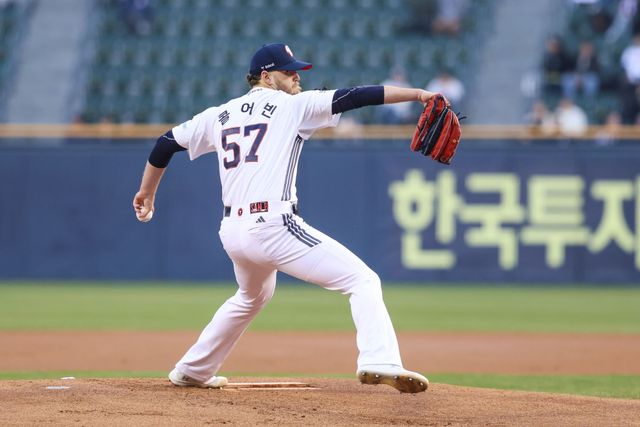 두산 베어스는 3일 서울 잠실구장에서 열린 2025 신한 SOL Bank KBO리그 키움 히어로즈와의 홈경기에서 6-1 승리를 거두고 시즌 첫 연승과 위닝시리즈를 달성했다. 이날 선발투수로 등판한 콜어빈은 6이닝 5피안타 1볼넷 6탈삼진 1실점으로 호투하고 시즌 2승을 올렸다. 두산 베어스