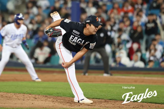 4일 대구삼성라이온즈파크에서 열린 2025 신한 SOL Bank KBO리그 한화 이글스와 삼성 라이온즈의 경기, 한화는 삼성에 완패를 당하며 4연패 수렁에 빠졌다. 한화 권민규가 역투하고 있다. 한화 이글스
