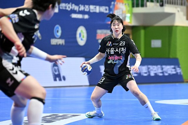 여자핸드볼 서울시청 우빛나가 4일 대구시청과의 경기에서 플레이를 조율 중이다. 한국핸드볼연맹