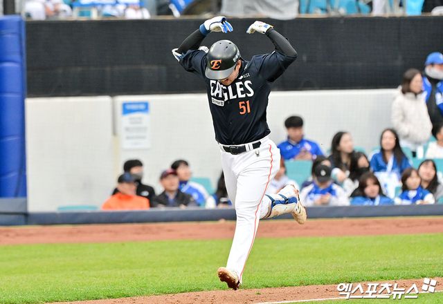 5일 오후 대구삼성라이온즈파크에서 열린 '2025 신한 SOL Bank KBO리그' 한화 이글스와 삼성 라이온즈의 경기, 9회초 2사 1,2루 한화 문현빈이 스리런 홈런을 날린 후 그라운드를 돌고 있다. 대구, 김한준 기자
