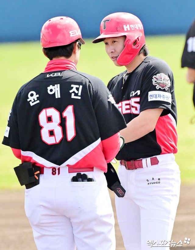 KIA 내야수 박찬호(오른쪽)는 5일 열릴 예정이던(우천 취소) '2025 신한 SOL Bank KBO 리그' LG와 맞대결을 앞두고 1군에 콜업됐다. 그는 오른쪽 무릎 부상으로 열흘간 이탈했었다. 엑스포츠뉴스 DB