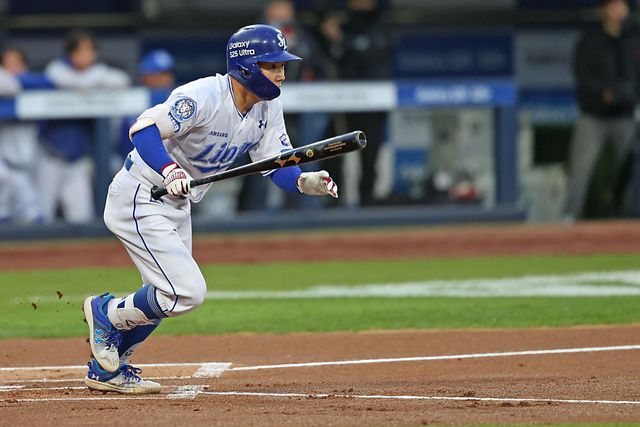 삼성 라이온즈는 4일 대구삼성라이온즈파크에서 열린 2025 신한 SOL Bank KBO리그 한화 이글스와의 홈경기에서 5-0 완승을 거뒀다. 삼성 김지찬은 경기 중 햄스트링 통증으로 교체됐고, 5일 선발 라인업에서 제외됐다. 삼성 라이온즈