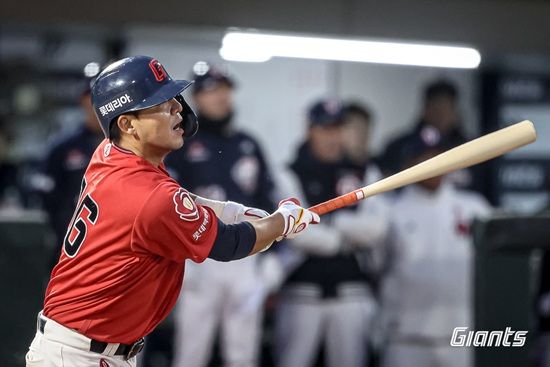 롯데 자이언츠가 5일 사직 두산전에서 유강남의 선제 솔로 홈런과 박세웅의 7이닝 9탈삼진 무실점 쾌투로 전날 대패를 설욕했다. 레이예스와 김민성도 결정적인 추가 적시타를 때려 팀 승리를 도왔다. 롯데 자이언츠