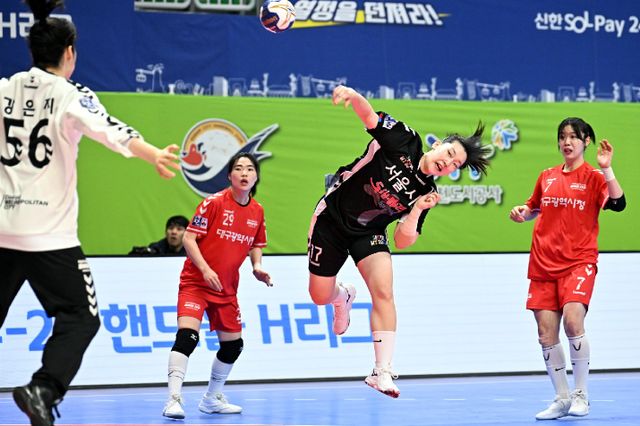 여자핸드볼 서울시청 오예나가 4일 대구시청과의 경기에서 슛하고 있다. 한국핸드볼연맹
