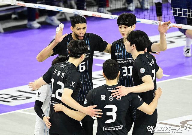 현대캐피탈 선수들이 5일 인천 계양체육관에서 열린 V리그 남자부 챔피언결정전 3차전 대한항공과의 경기에서 세리머니하고 있다. 엑스포츠뉴스 인천, 박지영 기자