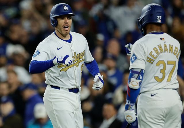 LA 다저스 프레디 프리먼이 경기에 출전해 세리머니하고 있다. 다저스는 5일 부상자 명단에 오른 프레디 프리먼의 빈자리에 김혜성이 아닌 포수 헌터 페두시아를 콜업했다고 발표했다. AFP 연합뉴스