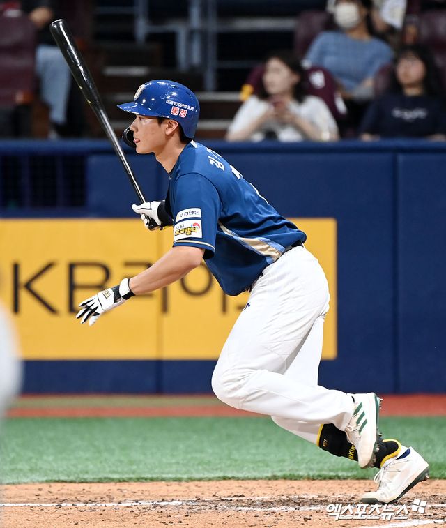 NC 내야수 김주원은 5일 고척 스카이돔에서 열린 '2025 신한 SOL Bank KBO 리그' 키움과 정규시즌 두 번째 맞대결에서 2번타자 유격수로 선발 출전했다. 3회초 상대 선발 김윤하 상대 2점 홈런을 쳐 추격의 발판을 만들었다. 엑스포츠뉴스 DB