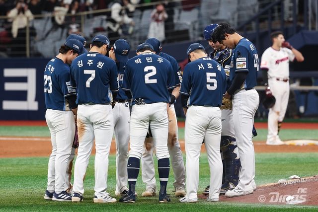 NC는 5일 고척 스카이돔에서 열린 '2025 신한 SOL Bank KBO 리그' 키움과 정규시즌 두 번째 맞대결에서 7-5로 승리했다. 경기 뒤 주장 박민우를 비롯한 선수들은 마운드에 모여 묵념하며 창원 NC파크에서 발생한 인명 사고 피해자를 추모했다. NC 다이노스