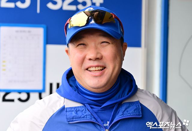 5일 대구삼성라이온즈파크에서 열리는 2025 신한 SOL Bank KBO리그 한화 이글스와 삼성 라이온즈의 경기, 경기 전 삼성 박진만 감독이 취재진과 이야기를 하고 있다. 대구, 김한준 기자