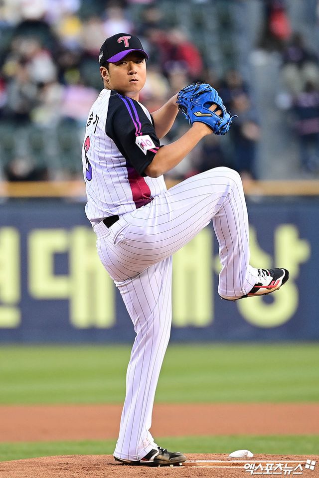 4일 오후 서울 송파구 잠실야구장에서 열린 '2025 신한 SOL Bank KBO리그' KIA 타이거즈와 LG 트윈스의 경기, 1회초 LG 선발투수 송승기가 역투하고 있다. 잠실, 박지영 기자