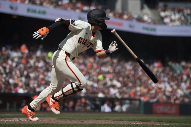 샌프란시스코 자이언츠 외야수 이정후가 5일 미국 캘리포니아주 샌프란시스코의 오라클파크에서 열린 2025 미국프로야구 메이저리그 시애틀 매리너스와의 홈경기에 3번타자 겸 중견수로 선발 출전해 6타수 1안타 1타점 1득점 1도루를 기록했다. 이정후의 시즌 타율은 0.278에서 0.250으로 떨어졌다. AP 연합뉴스