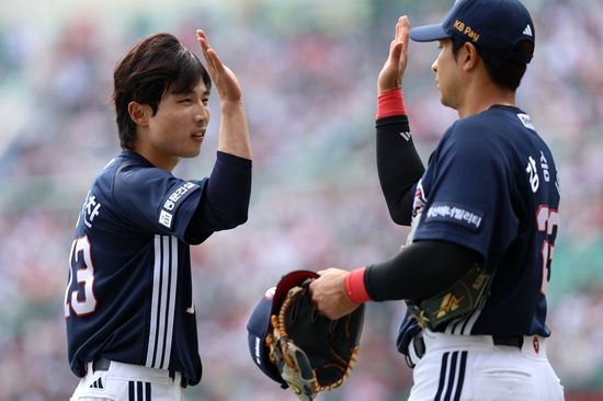 두산 베어스 내야수 이유찬이 득남 뒤 치른 첫 경기에서 4출루 맹활약으로 팀의 3연승을 이끌었다. 두산 베어스