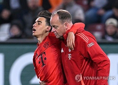 무시알라가 5일(한국시간) 독일 아우크스부르크에 있는 WWK 아레나에서 열린 아우크스부르크와 바이에른 뮌헨의 2024-2025시즌 분데스리가 29라운드 원정 경기에 선발 출장했다.&nbsp;후반 8분 전방압박 상황에서 무시알라가 왼쪽 햄스트링에 통증을 느꼈다. 스스로 주저앉은 그는 결국 의료진에 의해 부축을 받으면서 경기장을 빠져나왔다.&nbsp;연합뉴스