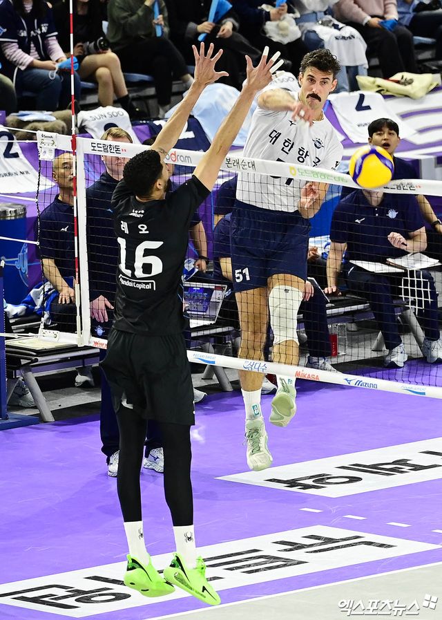 대한항공 러셀이 5일 인천 계양체육관에서 열린 V리그 남자부 챔피언결정전 3차전 현대캐피탈과의 경기에서 공격하고 있다. 엑스포츠뉴스 인천, 박지영 기자