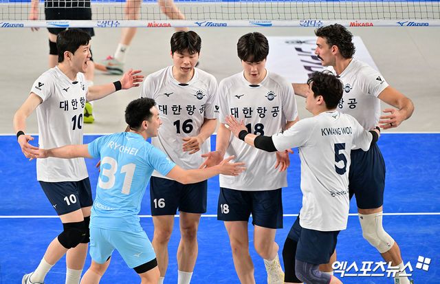 대한항공 선수들이 챔피언결정전 1차전에서 득점 후 세리머니하고 있다. 엑스포츠뉴스 DB