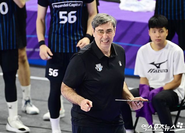 현대캐피탈 필립 블랑 감독이 5일 인천 계양체육관에서 열린 V리그 남자부 챔피언결정전 3차전 대한항공과의 경기에서 미소 짓고 있다. 엑스포츠뉴스 인천, 박지영 기자