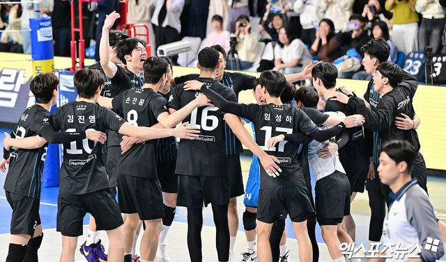 현대캐피탈 선수들이 챔피언결정전 1차전에서 승리한 뒤 세리머니하고 있다. 엑스포츠뉴스 DB