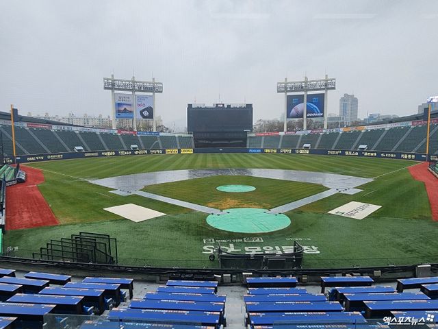 LG와 KIA는 5일 오후 2시 잠실구장에서 '2025 신한 SOL Bank KBO 리그' 정규시즌 2차전을 치를 예정이다. 현재 그라운드에는 방수포가 깔려 있다. 잠실, 박정현 기자