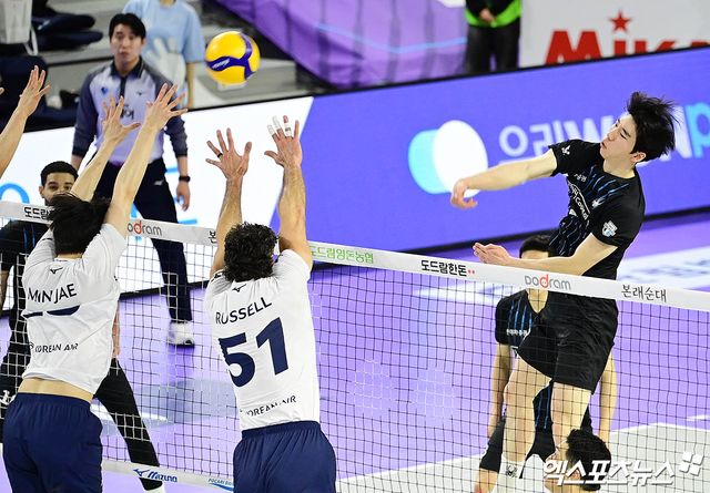 오른쪽에 위치한 현대캐피탈 허수봉이 5일 인천 계양체육관에서 열린 V리그 남자부 챔피언결정전 3차전 대한항공과의 경기에서 공격하고 있다. 엑스포츠뉴스 인천, 박지영 기자