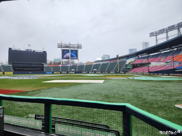 LG와 KIA는 5일 오후 2시 잠실구장에서 '2025 신한 SOL Bank KBO 리그' 정규시즌 2차전을 치를 예정이다. 현재 그라운드에는 방수포가 깔려 있다. 잠실, 박정현 기자