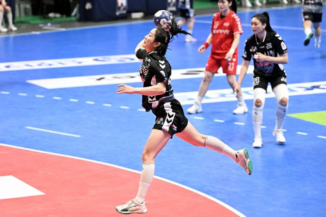 여자핸드볼 서울시청 윤예진이 4일 대구시청과의 경기에서 슛하고 있다. 한국핸드볼연맹