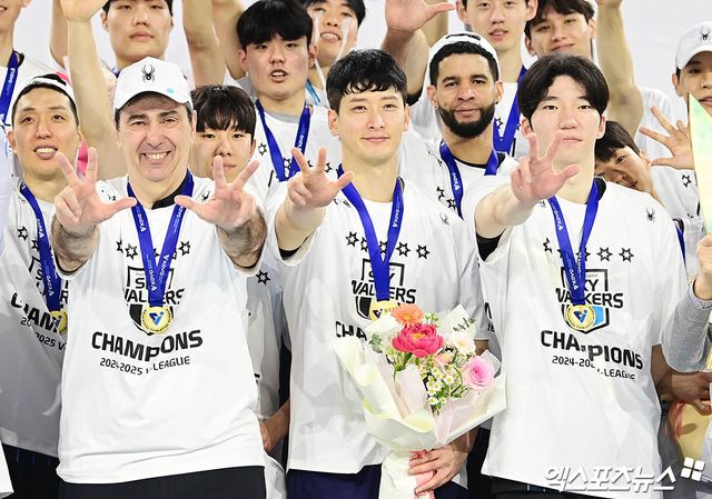 왼쪽부터 현대캐피탈 필립 블랑 감독, 문성민, 허수봉. 5일 인천 계양체육관에서 열린 V리그 남자부 챔피언결정전 3차전 대한항공과의 경기에서 승리해 우승한 뒤 기념촬영하고 있다. 엑스포츠뉴스 인천, 박지영 기자