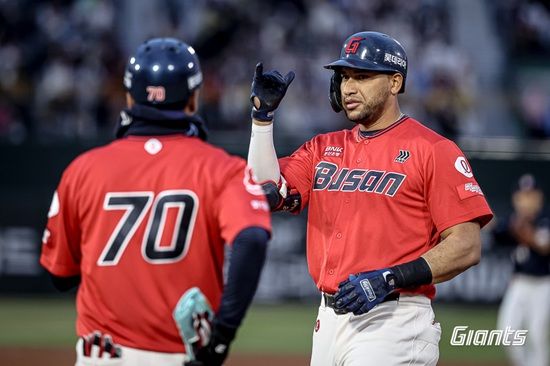 롯데 자이언츠가 5일 사직 두산전에서 유강남의 선제 솔로 홈런과 박세웅의 7이닝 9탈삼진 무실점 쾌투로 전날 대패를 설욕했다. 레이예스와 김민성도 결정적인 추가 적시타를 때려 팀 승리를 도왔다. 롯데 자이언츠