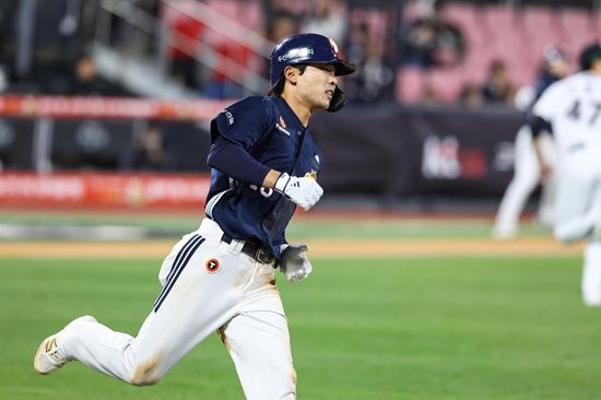 두산 베어스 이유찬이 5일 사직 롯데전에서 우익수 9번 타자로 선발 출전한다. 이유찬은 지난 4일 사직 롯데전에서 3안타 1볼넷 2타점 4득점으로 맹활약했다. 두산 베어스