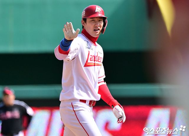 15일 오후 인천SSG랜더스필드에서 열린 '2025 신한 SOL Bank KBO리그' LG 트윈스와 SSG 랜더스의 시범경기, 4회말 2사 1루 SSG 오태곤이 1타점 2루타를 날린 후 타임을 요청하고 있다. 엑스포츠뉴스 DB