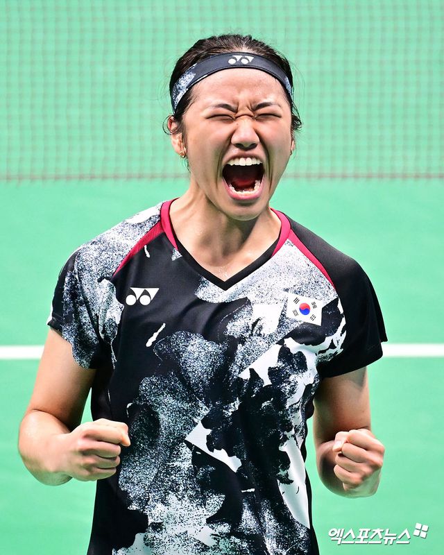 한국 배드민턴 간판 안세영이 2023년 열린 항저우 아시안게임에서 금메달을 확정한 뒤 포효하고 있다. 엑스포츠뉴스 DB