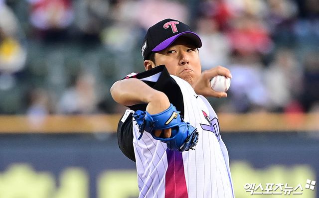 4일 오후 서울 송파구 잠실야구장에서 열린 '2025 신한 SOL Bank KBO리그' KIA 타이거즈와 LG 트윈스의 경기, 1회초 LG 선발투수 송승기가 역투하고 있다. 잠실, 박지영 기자