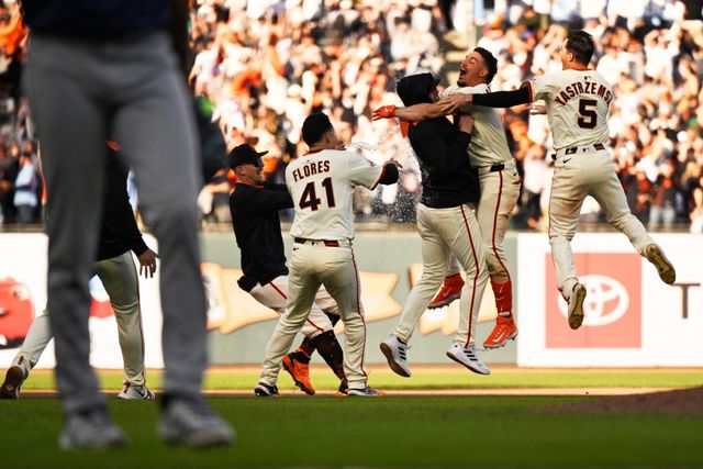샌프란시스코 자이언츠 외야수 이정후가 5일 미국 캘리포니아주 샌프란시스코의 오라클파크에서 열린 2025 미국프로야구 메이저리그 시애틀 매리너스와의 홈경기에 3번타자 겸 중견수로 선발 출전해 6타수 1안타 1타점 1득점 1도루를 기록했다. 샌프란시스코는 연장 11회말 윌리 아다메스의 끝내기 안타에 힘입어 10:9로 승리했다. AFP 연합뉴스
