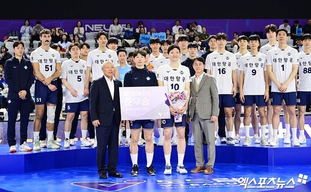 대한항공 선수단이 5일 인천 계양체육관에서 열린 V리그 남자부 챔피언결정전 3차전 현대캐피탈과의 경기에서 패해 준우승을 기록한 뒤 기념촬영하고 있다. 엑스포츠뉴스 인천, 박지영 기자