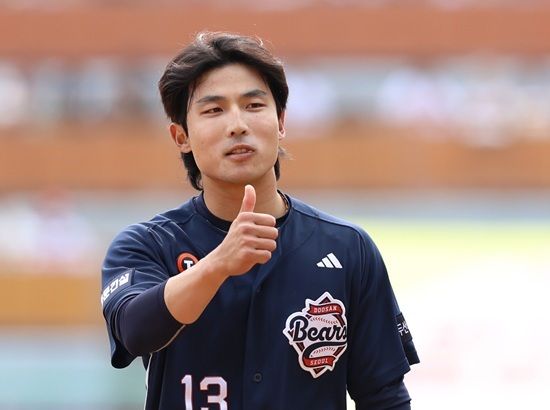 두산 베어스 이유찬이 5일 사직 롯데전에서 우익수 9번 타자로 선발 출전한다. 이유찬은 지난 4일 사직 롯데전에서 3안타 1볼넷 2타점 4득점으로 맹활약했다. 두산 베어스