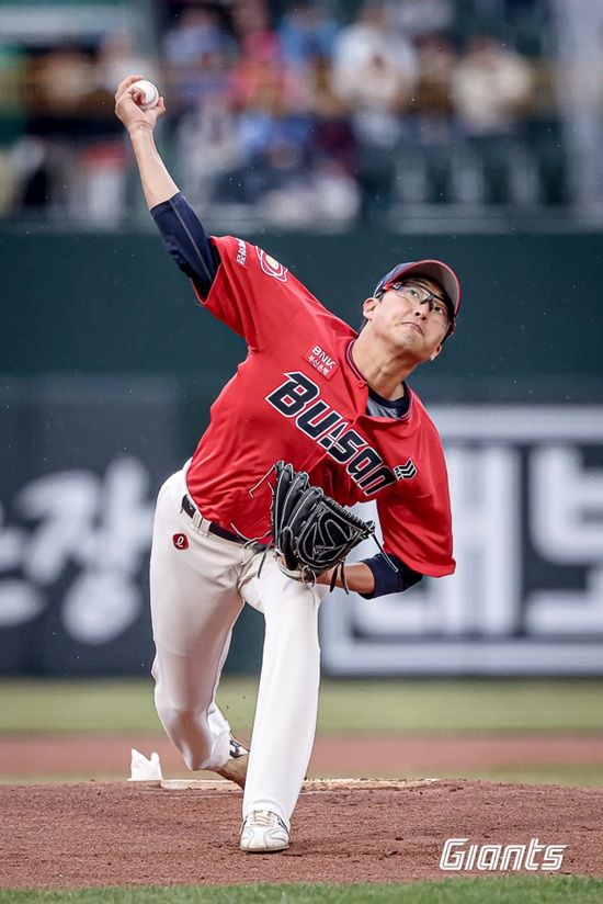 롯데 자이언츠가 5일 사직 두산전에서 유강남의 선제 솔로 홈런과 박세웅의 7이닝 9탈삼진 무실점 쾌투로 전날 대패를 설욕했다. 레이예스와 김민성도 결정적인 추가 적시타를 때려 팀 승리를 도왔다. 롯데 자이언츠