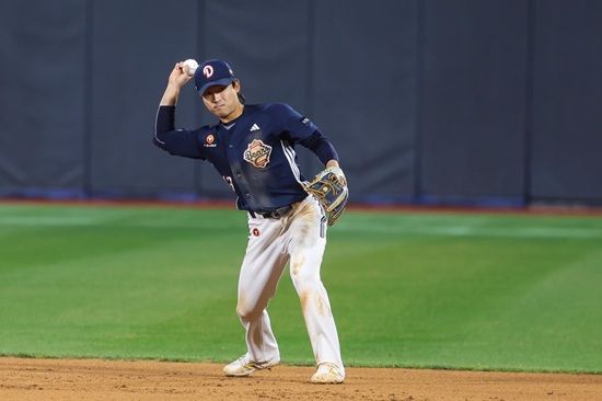 두산 베어스 내야수 이유찬이 득남 뒤 치른 첫 경기에서 4출루 맹활약으로 팀의 3연승을 이끌었다. 두산 베어스