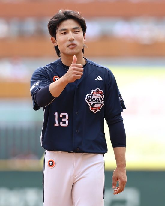 두산 베어스 내야수 이유찬이 득남 뒤 치른 첫 경기에서 4출루 맹활약으로 팀의 3연승을 이끌었다. 두산 베어스