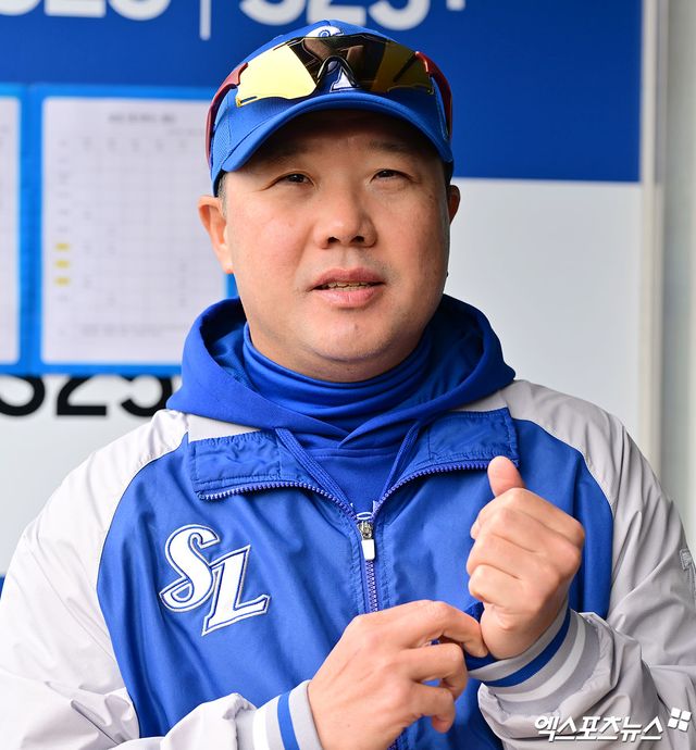 5일 대구삼성라이온즈파크에서 열리는 2025 신한 SOL Bank KBO리그 한화 이글스와 삼성 라이온즈의 경기, 경기 전 삼성 박진만 감독이 취재진과 이야기를 하고 있다. 대구, 김한준 기자