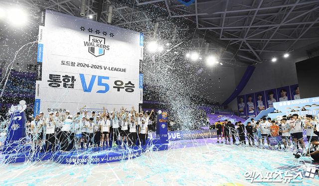 왼쪽부터 5일 인천 계양체육관에서 열린 V리그 남자부 챔피언결정전 3차전에서 우승한 현대캐피탈과 대한항공 선수단. 엑스포츠뉴스 인천, 박지영 기자