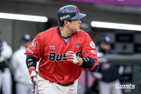 롯데 자이언츠가 5일 사직 두산전에서 유강남의 선제 솔로 홈런과 박세웅의 7이닝 9탈삼진 무실점 쾌투로 전날 대패를 설욕했다. 레이예스와 김민성도 결정적인 추가 적시타를 때려 팀 승리를 도왔다. 롯데 자이언츠