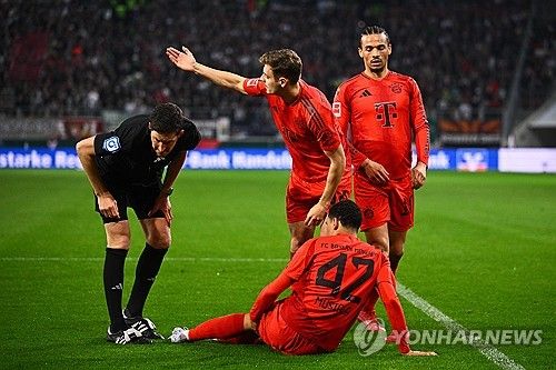 무시알라가 5일(한국시간) 독일 아우크스부르크에 있는 WWK 아레나에서 열린 아우크스부르크와 바이에른 뮌헨의 2024-2025시즌 분데스리가 29라운드 원정 경기에 선발 출장했다.&nbsp;후반 8분 전방압박 상황에서 무시알라가 왼쪽 햄스트링에 통증을 느꼈다. 스스로 주저앉은 그는 결국 의료진에 의해 부축을 받으면서 경기장을 빠져나왔다.&nbsp;연합뉴스