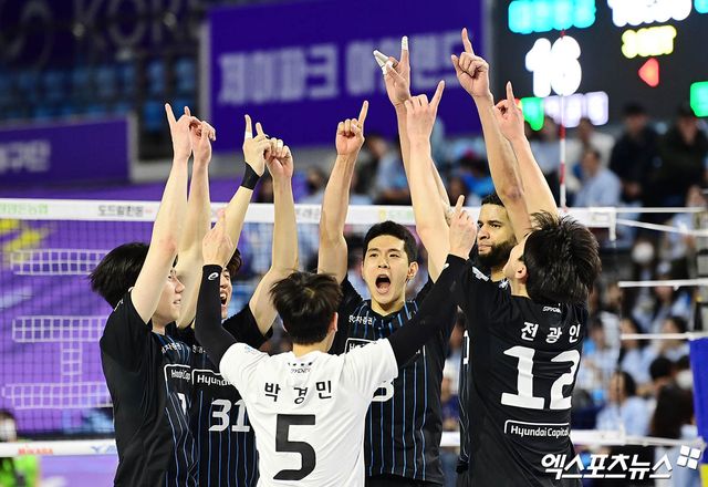 현대캐피탈 선수들이 5일 인천 계양체육관에서 열린 V리그 남자부 챔피언결정전 3차전 대한항공과의 경기에서 세리머니하고 있다. 엑스포츠뉴스 인천, 박지영 기자