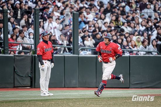 롯데 자이언츠가 5일 사직 두산전에서 유강남의 선제 솔로 홈런과 박세웅의 7이닝 9탈삼진 무실점 쾌투로 전날 대패를 설욕했다. 레이예스와 김민성도 결정적인 추가 적시타를 때려 팀 승리를 도왔다. 롯데 자이언츠