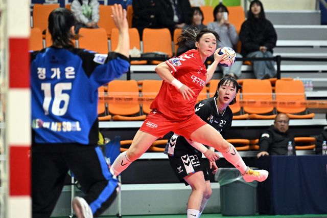 여자핸드볼 대구시청 함지선이 4일 서울시청과의 경기에서 슛하고 있다. 한국핸드볼연맹