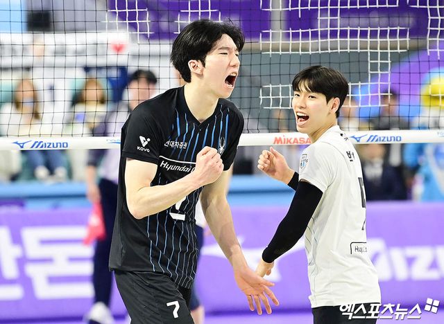 왼쪽에 선 현대캐피탈 허수봉이 5일 인천 계양체육관에서 열린 V리그 남자부 챔피언결정전 3차전 대한항공과의 경기에서 포효하고 있다. 엑스포츠뉴스 인천, 박지영 기자